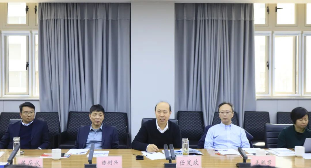 花花牛乳業(yè)集團(tuán)黨委書記、董事長(zhǎng)唐洪峰一行赴中原食品實(shí)驗(yàn)室同中國(guó)工程院院士、中原食品實(shí)驗(yàn)室主任任發(fā)政座談交流