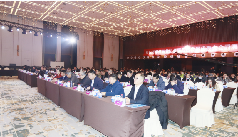 河南奶業(yè)發(fā)展啟航新征程——花花牛乳業(yè)集團(tuán)黨委書記、董事長(zhǎng)唐洪峰當(dāng)選河南省奶業(yè)協(xié)會(huì)會(huì)長(zhǎng)