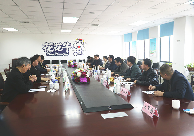 封丘縣縣長王獻臣一行蒞臨 花花牛集團養(yǎng)殖、乳品事業(yè)部參觀調研