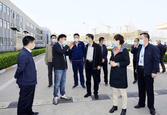 鄭州市人大副主任孫黎、市政府副市長李喜安一行 蒞臨花花牛開展“三送一強(qiáng)”活動(dòng)
